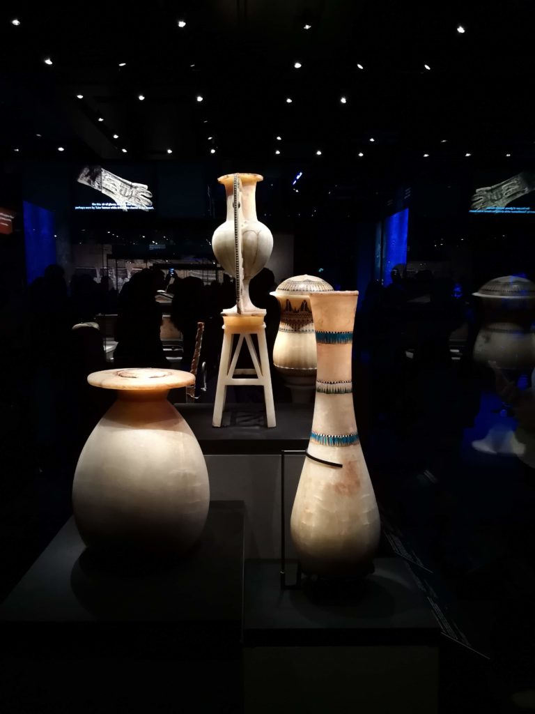 Urnes expo Toutankhamon